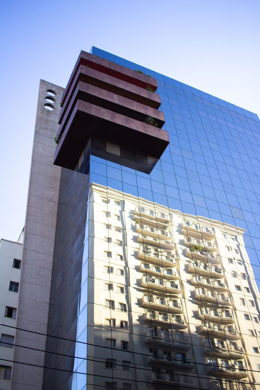 Modern, üveghomlokzatú irodaépület